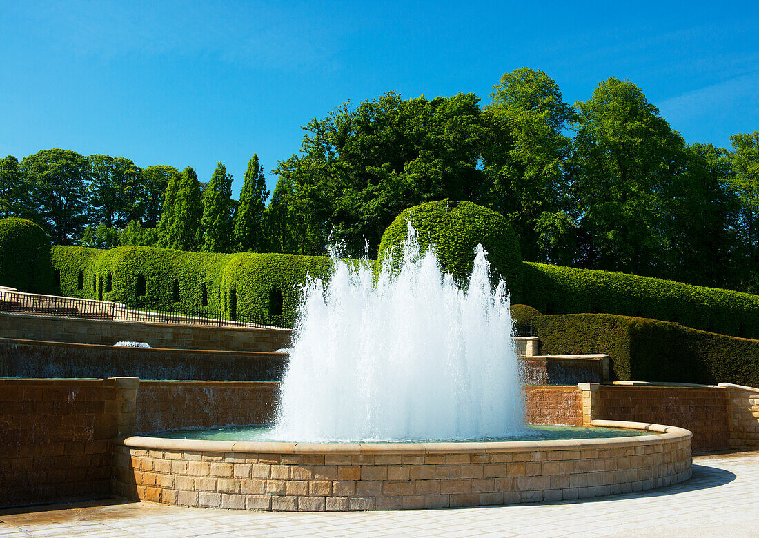 Vulkanbecken am vorderen Ende der Grand Cascade in The Alnwick Garden, Northumberland, England