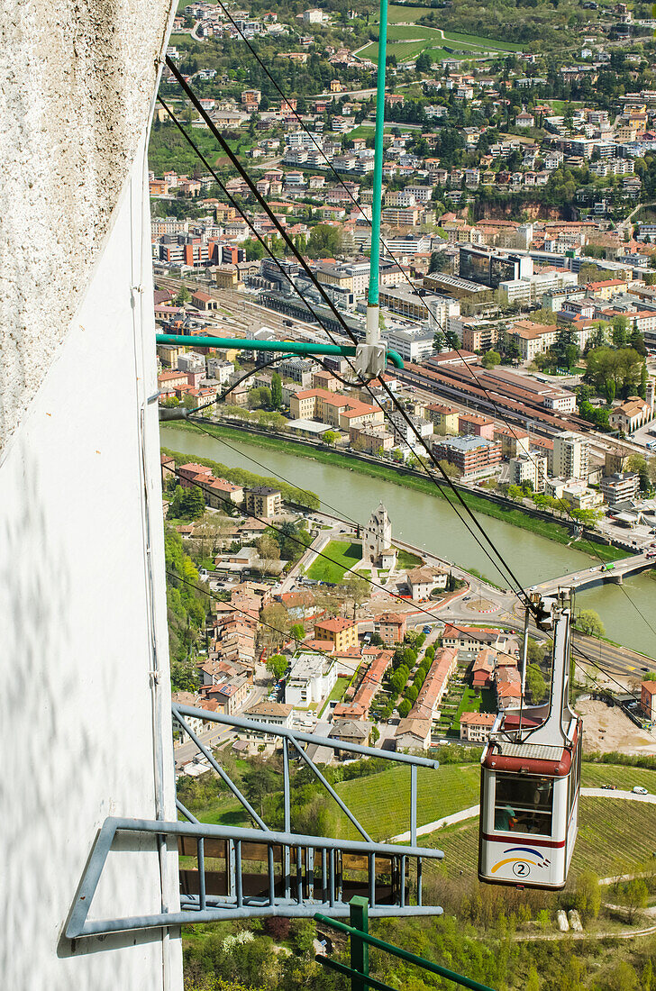 Blick auf Trient von der Sardana mit ankommender Seilbahn,Trient,Trentino,Italien