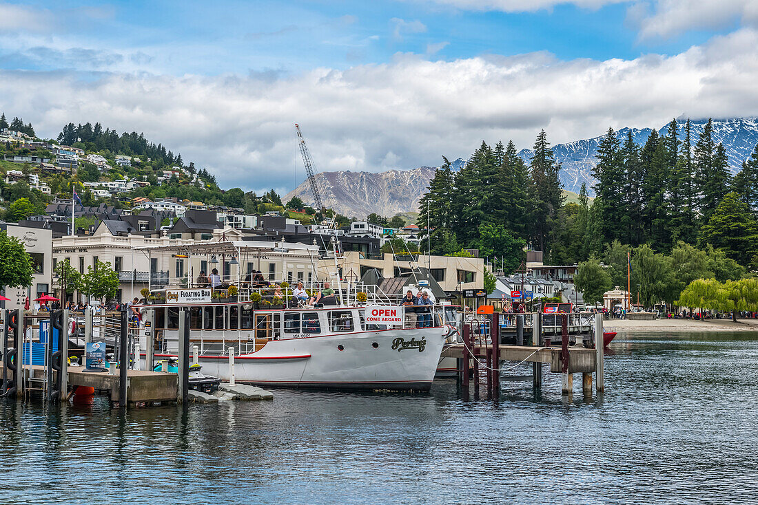 Queenstown Pier und benachbarte Berghänge, Queenstown, Südinsel, Neuseeland