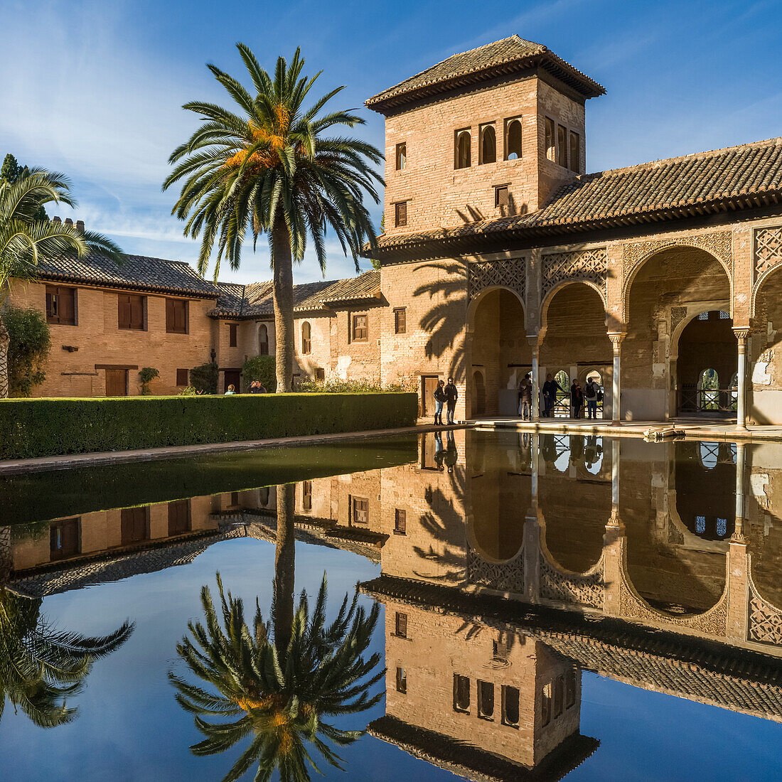 Touristen im Garten des Partal in der Alhambra, Granada, Spanien