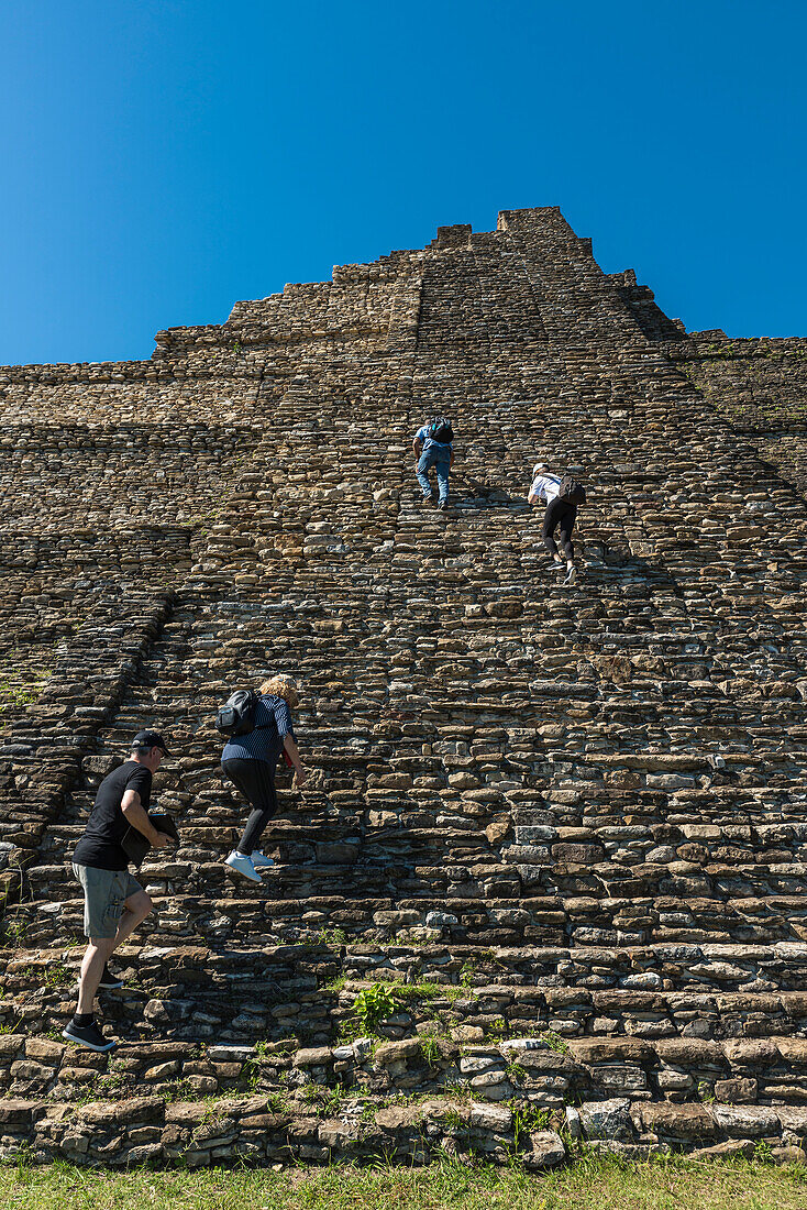 Touristen erklimmen die steilen Steinstufen in Tonina, der präkolumbianischen Ausgrabungsstätte und Ruinenstadt der Maya-Zivilisation, Chiapas, Mexiko