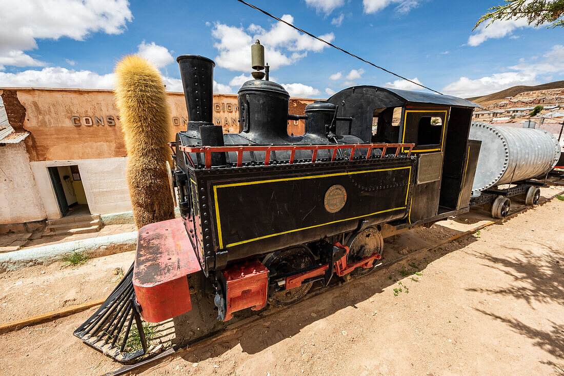 Baldwin-Lokomotive 14301,Baujahr 1895,teilweise restauriert und über dem Mineneingang eingepflanzt,Pulacayo,Departamento Potosi,Bolivien