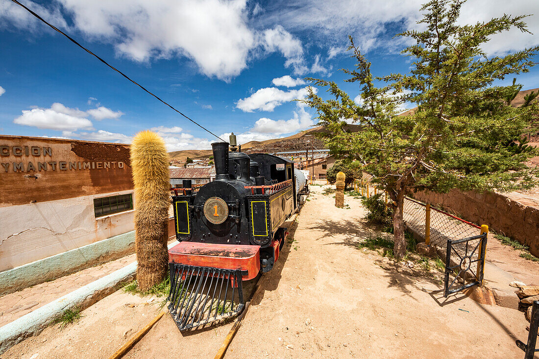 Baldwin-Lokomotive 14301, Baujahr 1895, teilweise restauriert und über dem Mineneingang eingepflanzt, Pulacayo, Departamento Potosi, Bolivien