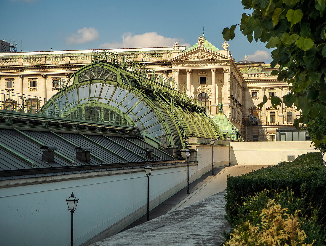 Seiteneingang des Albertina Museums mit Gusseisen und Glasdach,Wien,Österreich