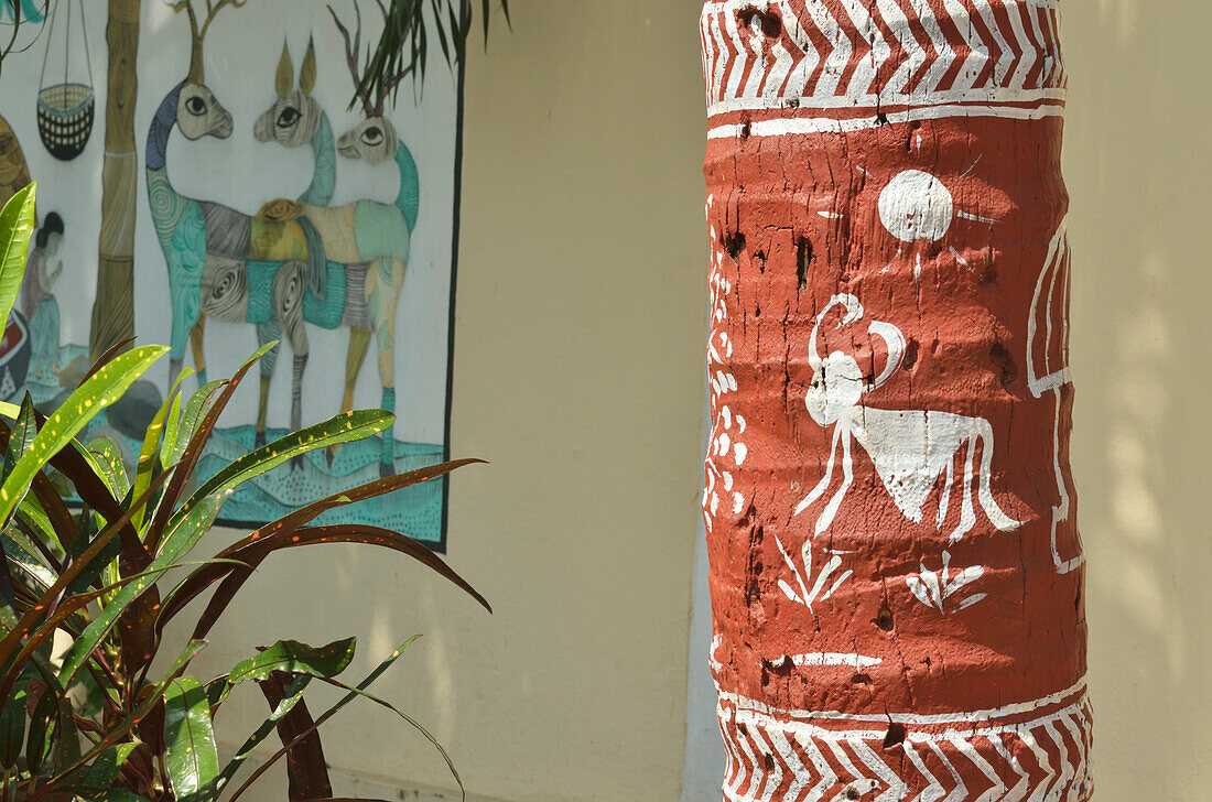 Stammesmalereien auf einer Palme und an der Wand, Museum für Stammeskunst und Artefakte, Bhubaneswar, Odisha, Indien