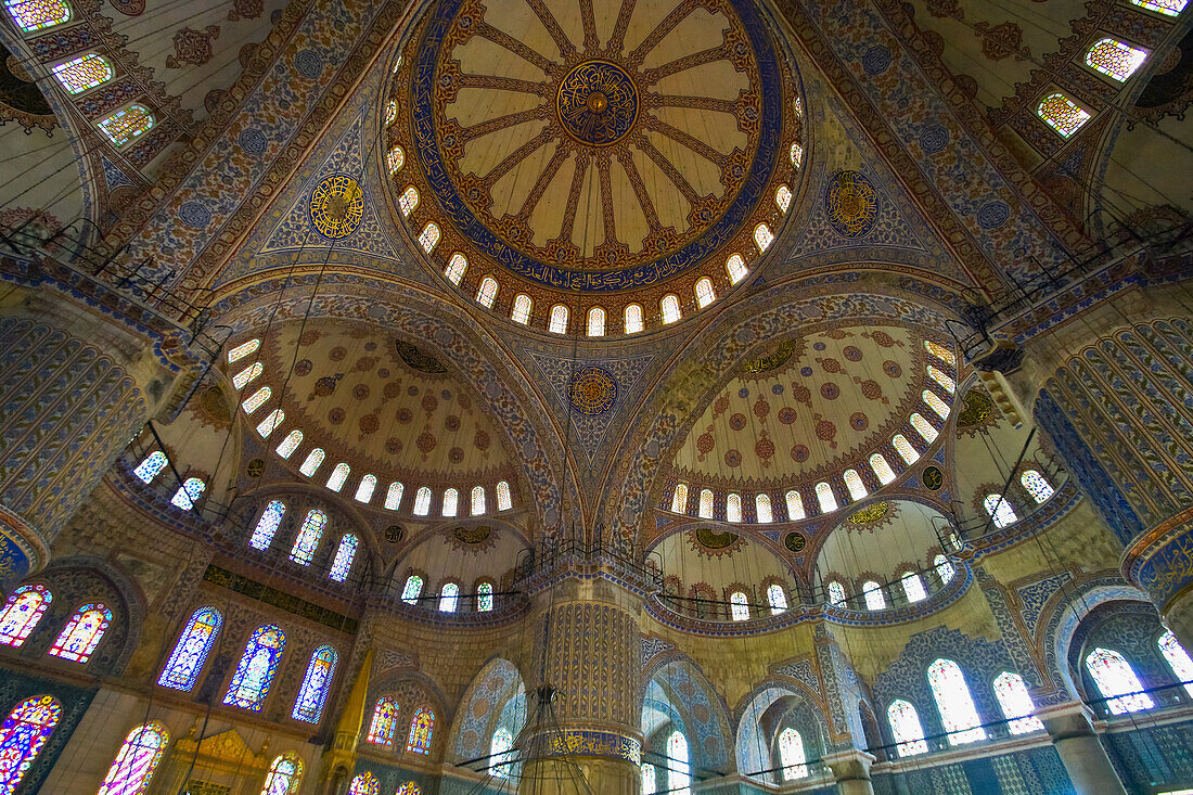 Architektonisches Detail der Decke in der Sultan-Ahmed-Moschee (Blaue Moschee), Istanbul, Türkei