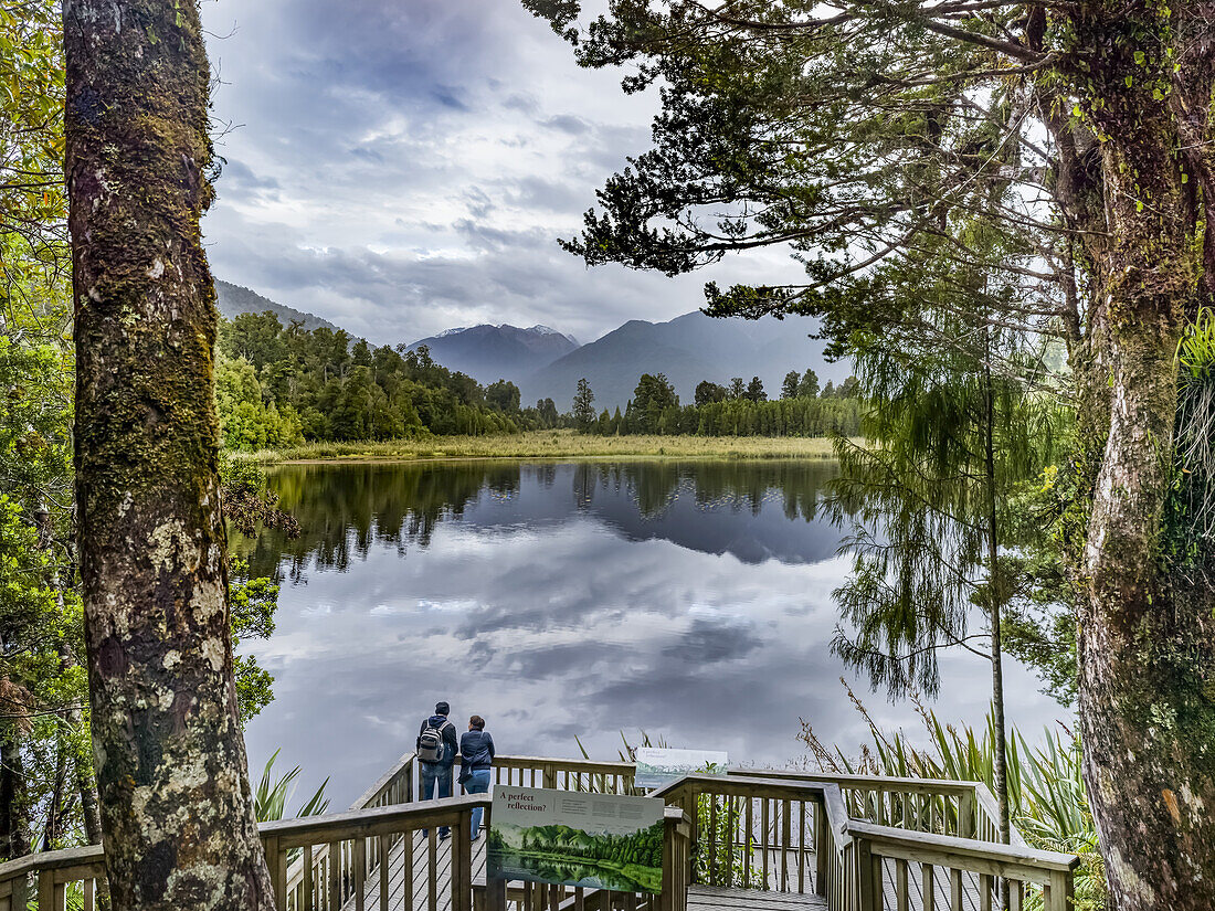 Der Lake Matheson ist ein kleiner See in South Westland, Neuseeland, in der Nähe der Gemeinde Fox Glacier. Er ist berühmt für seine reflektierende Aussicht auf Aoraki/Mount Cook und Mount Tasman, South Westland, Neuseeland