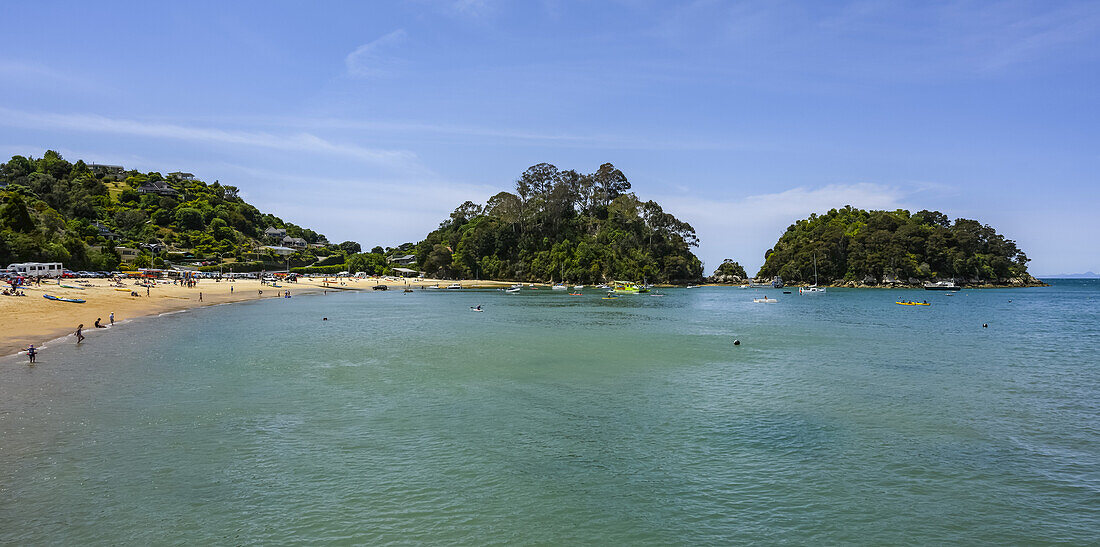 Menschen genießen den Strand des Badeortes Kaiteriteri, Tasman Region, Südinsel, Neuseeland