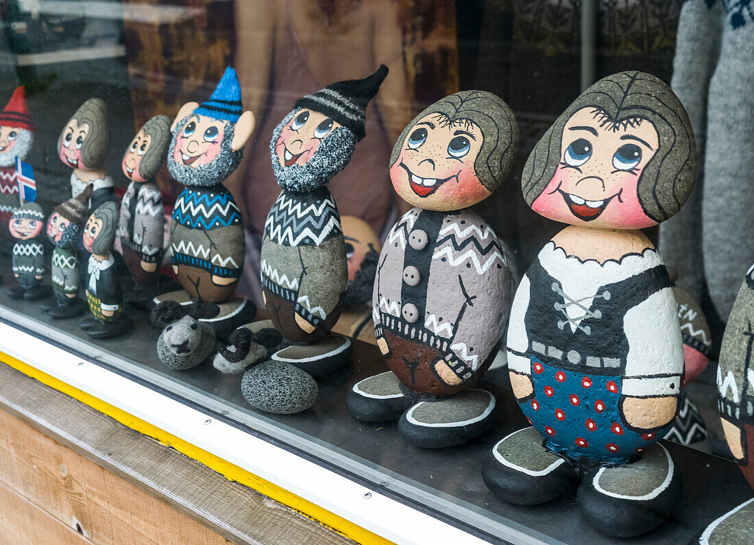 Isländische Puppen aus bemalten Steinen in einer Reihe in einem Schaufenster in Akureyri, einer Stadt am Fuße des Eyjafjordur Fjords in Nordisland, Akureyri, nordöstliche Region, Island