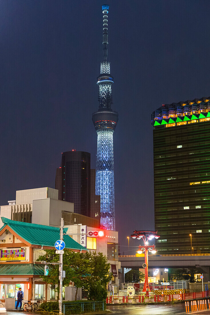 Nachtansicht des Tokyo Skytree, Tokio, Kanto, Japan