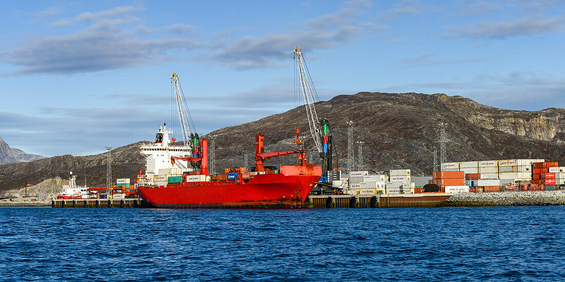 Schiff und Schiffscontainer mit Kränen im Hafen von Nuuk, Nuuk, Sermersooq, Grönland