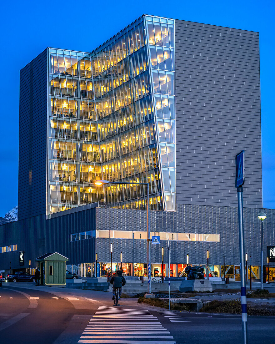 Lichter in einem modernen Gebäude in der Abenddämmerung, Nuuk, Sermersooq, Grönland