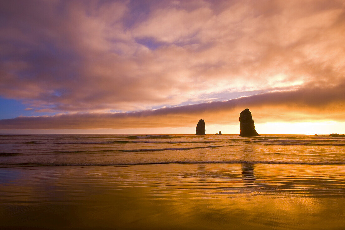 Silhouetted sea stacks in den pazifischen Ozean bei Sonnenuntergang, Oregon Küste, Oregon, Vereinigte Staaten von Amerika