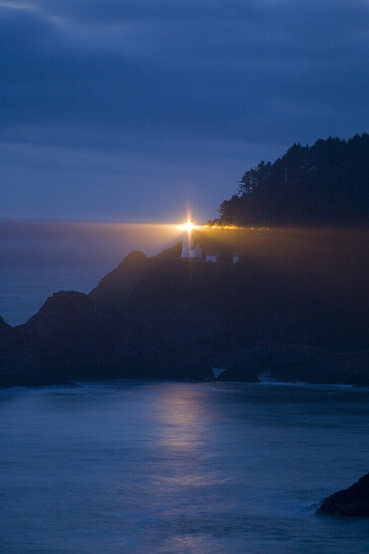 Heceta Head Light beleuchtet in der Abenddämmerung, Heceta Head, Oregon Küste, Oregon, Vereinigte Staaten von Amerika
