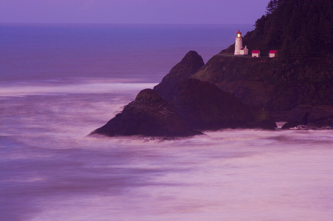 Heceta Head Light beleuchtet in der Abenddämmerung, Heceta Head, Oregon Küste, Oregon, Vereinigte Staaten von Amerika