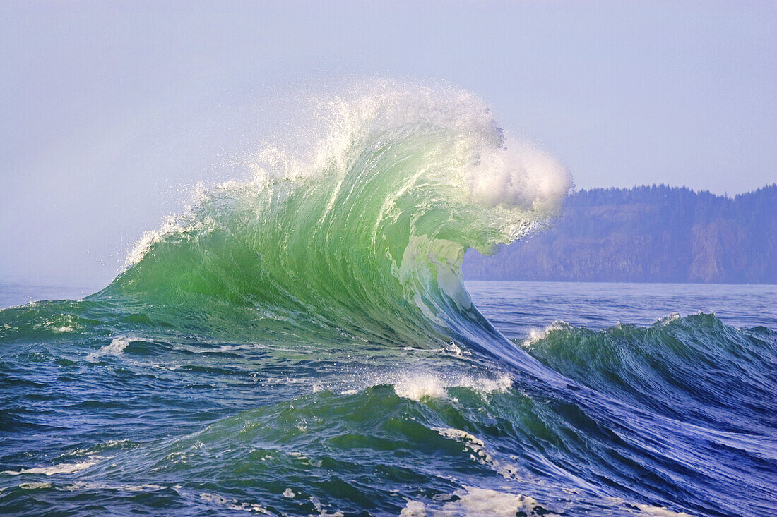 Mächtig brechende Wellen am Cape Kiwanda, Oregon, Vereinigte Staaten von Amerika