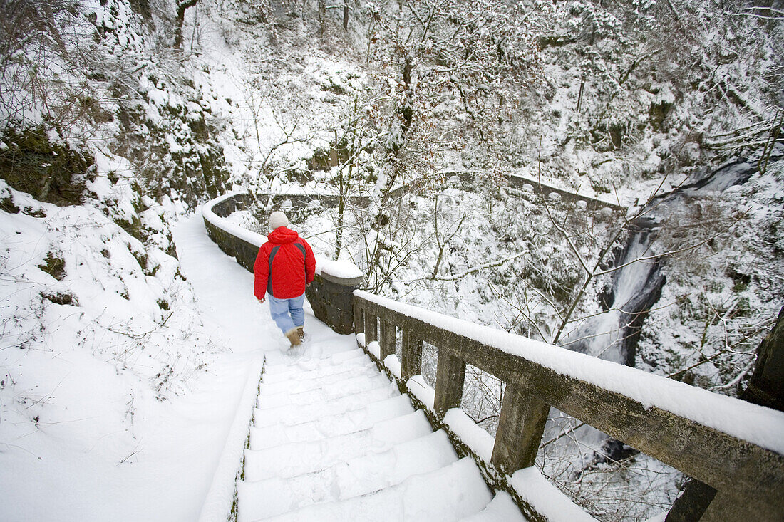 Männlicher Wanderer auf einer verschneiten Treppe in der Columbia River Gorge im Winter,Oregon,Vereinigte Staaten von Amerika