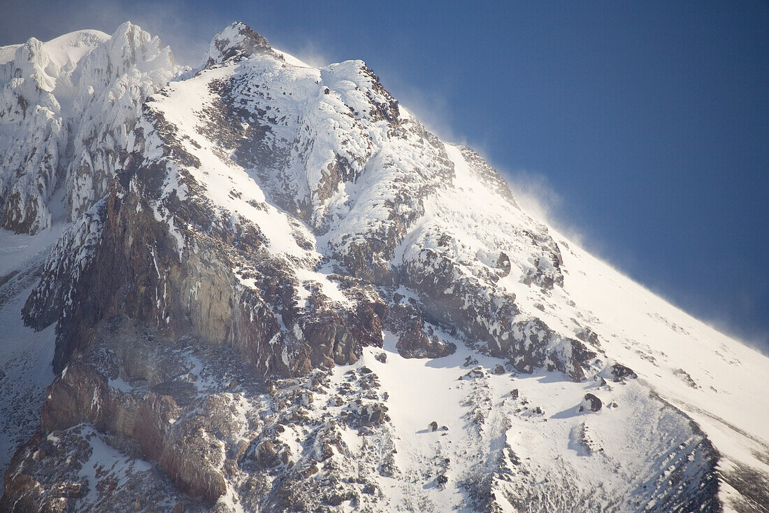 Schneestaub und Verwehungen an den steilen und schroffen Berghängen, Mount Hood National Forest, Oregon, Vereinigte Staaten von Amerika