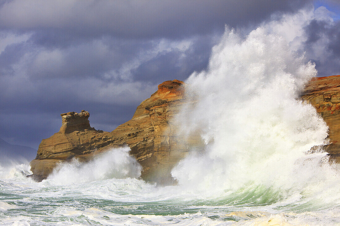 Mächtige Welle bricht gegen eine Klippe an der Küste von Oregon, Cape Kiwanda, Tillamook County, Oregon, Vereinigte Staaten von Amerika