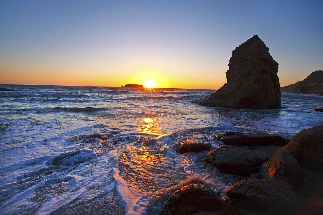Meeresstapel entlang der Küste von Oregon bei Sonnenuntergang,Pazifischer Nordwesten,Oregon,Vereinigte Staaten von Amerika