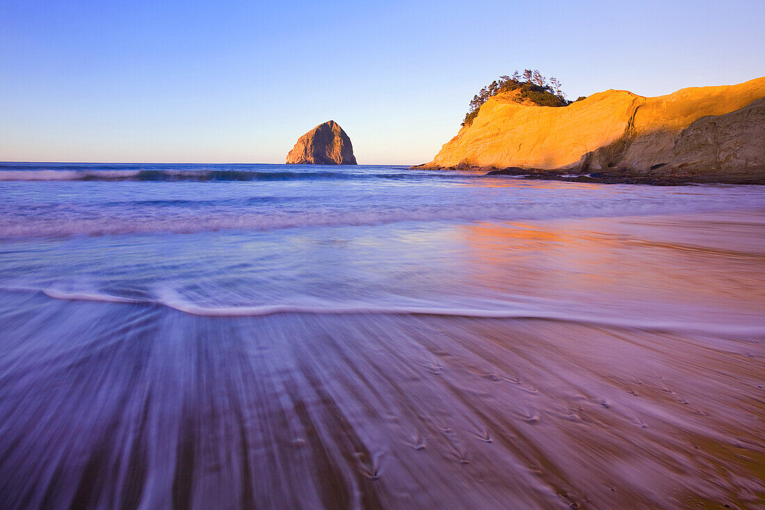 Brandung am Strand von Cape Kiwanda bei Sonnenaufgang an der Küste von Oregon,Oregon,Vereinigte Staaten von Amerika