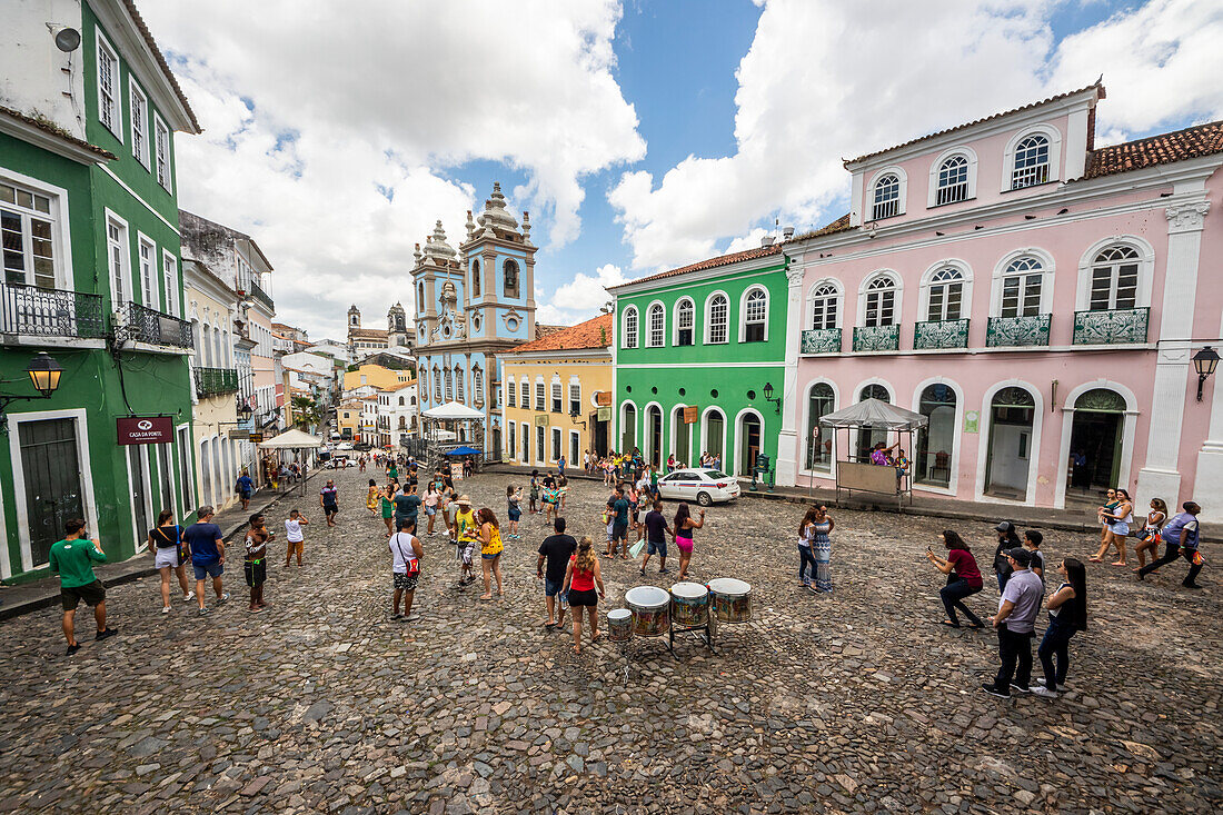 Menschen genießen das historische Stadtzentrum am Largo do Pelourinho, Salvador, Bahia, Brasilien