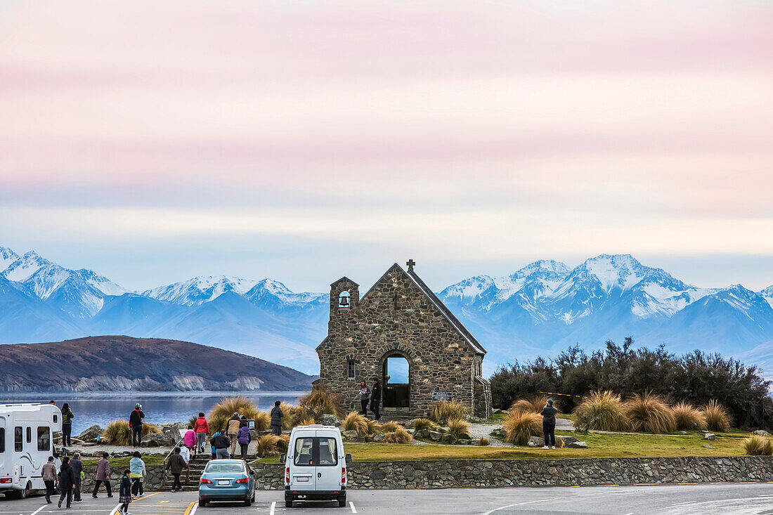 Wunderschöne Aussicht auf die Uferlinie des neuseeländischen Lake Tekapo. Die berühmte Church of the Good Shepherd bei Sonnenuntergang, Lake Tekapo, Canterbury, Neuseeland