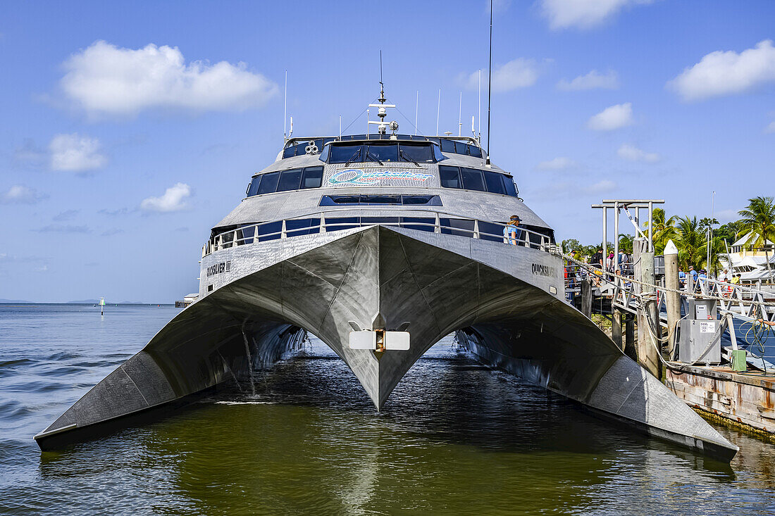 Quicksilver-Kreuzfahrtschiff für Great Barrier Reef-Touren vor Anker in einem australischen Hafen, Port Douglas, Queensland, Australien