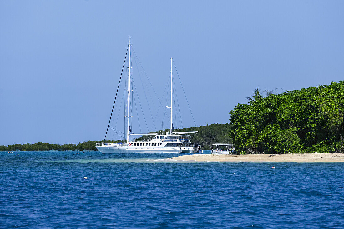 Yacht beim Anlegen an einem Strand entlang der Küste von Australien,Australien