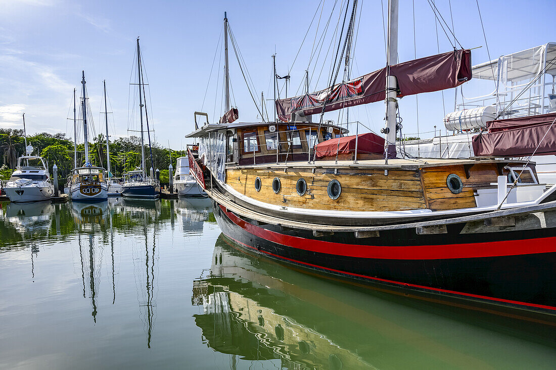 Segelboote in einem Hafen in Port Douglas, Australien, Port Douglas, Queensland, Australien