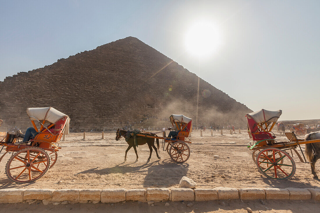 Pferde- und Kutschfahrten an der Großen Pyramide von Gizeh, Gizeh-Plateau, Altes Ägypten, Gizeh, Ägypten