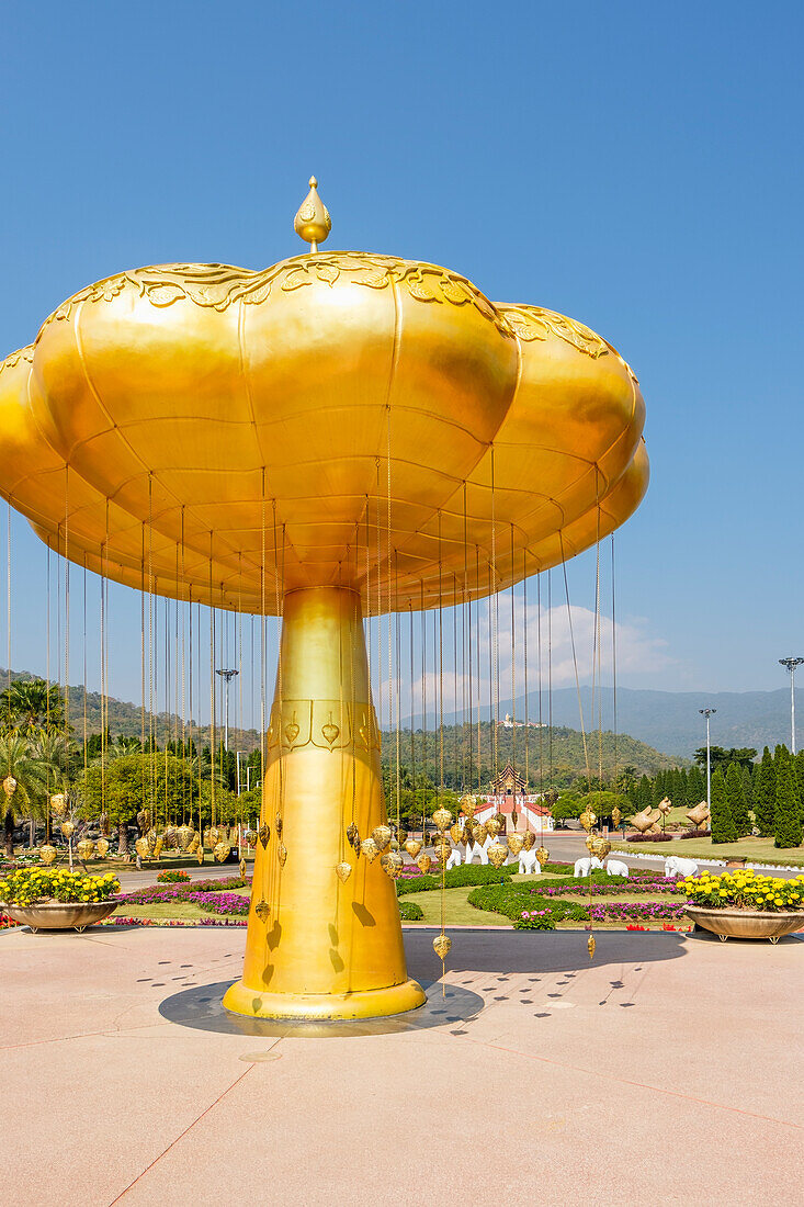 Goldene Struktur im Royal Park Rajapruek, Chiang Mai, Provinz Chiang Mai, Thailand