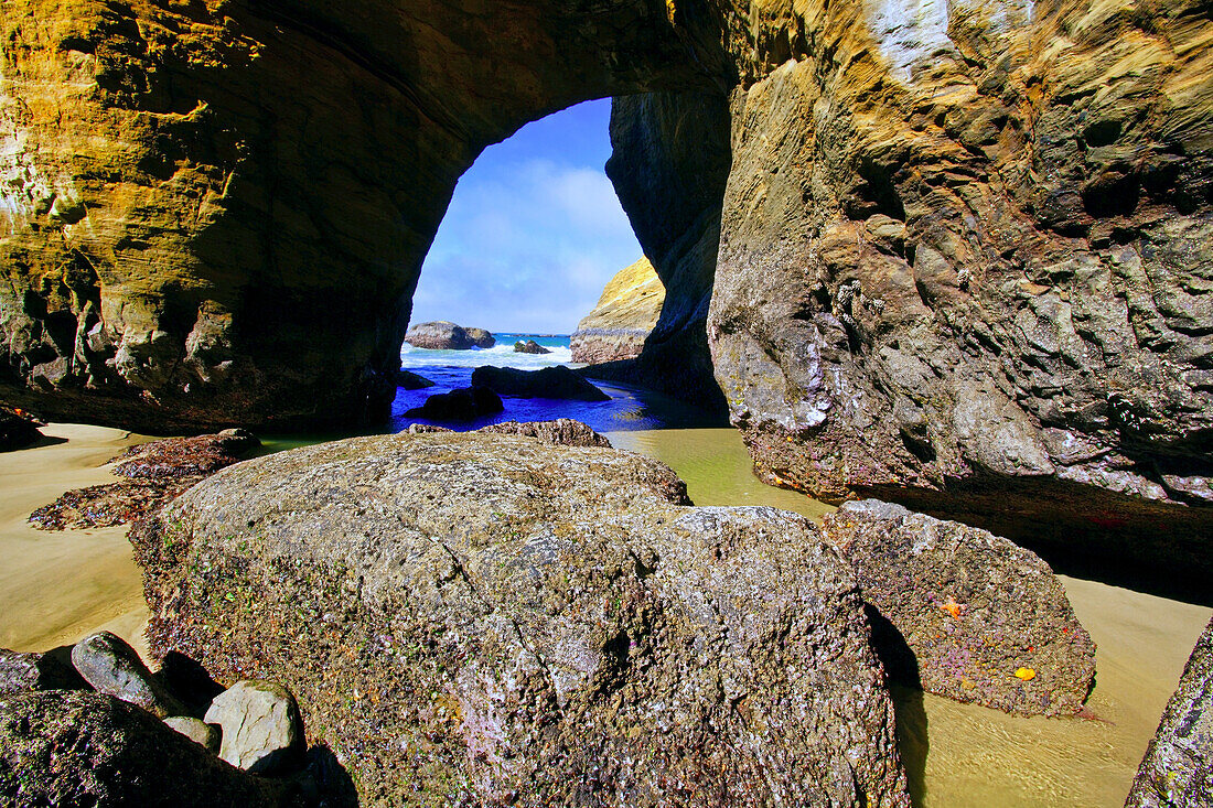 Ein Blick auf den Pazifischen Ozean und den Horizont durch einen natürlichen Bogen und Felsen an der zerklüfteten Küste von Oregon,Newport,Oregon,Vereinigte Staaten von Amerika