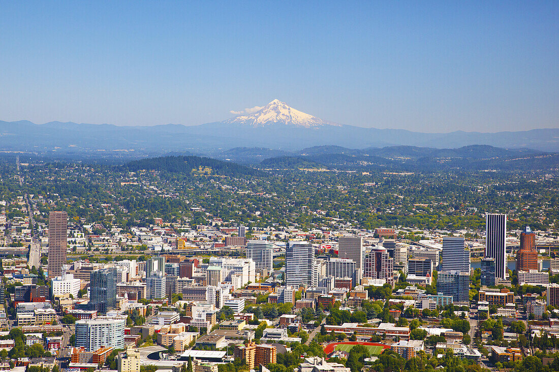 Stadtbild von Portland, Oregon, mit dem Willamette River und einem Blick auf Mount Hood und die Cascade Range in der Ferne, Portland, Oregon, Vereinigte Staaten von Amerika