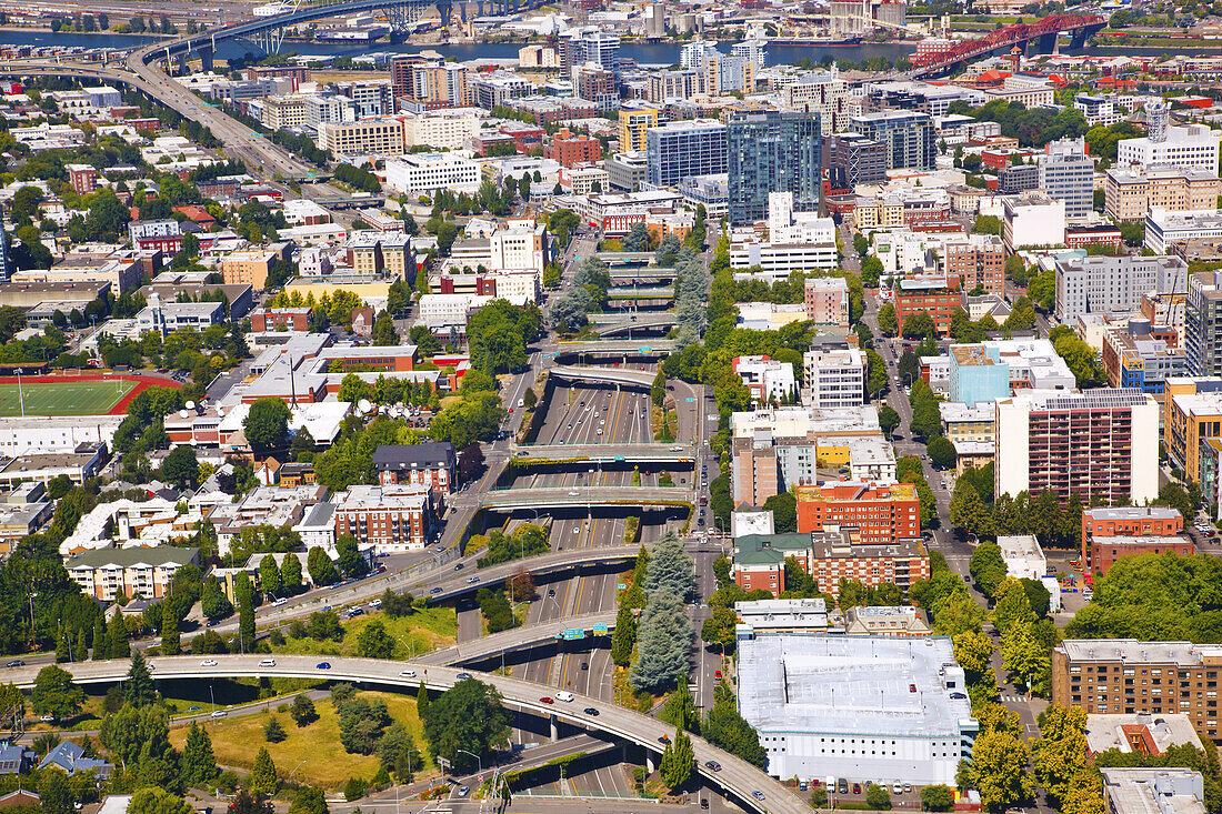 Luftaufnahme eines Stadtbilds von Portland, Oregon, mit Straßen und Brücken über den Willamette River, Portland, Oregon, Vereinigte Staaten von Amerika