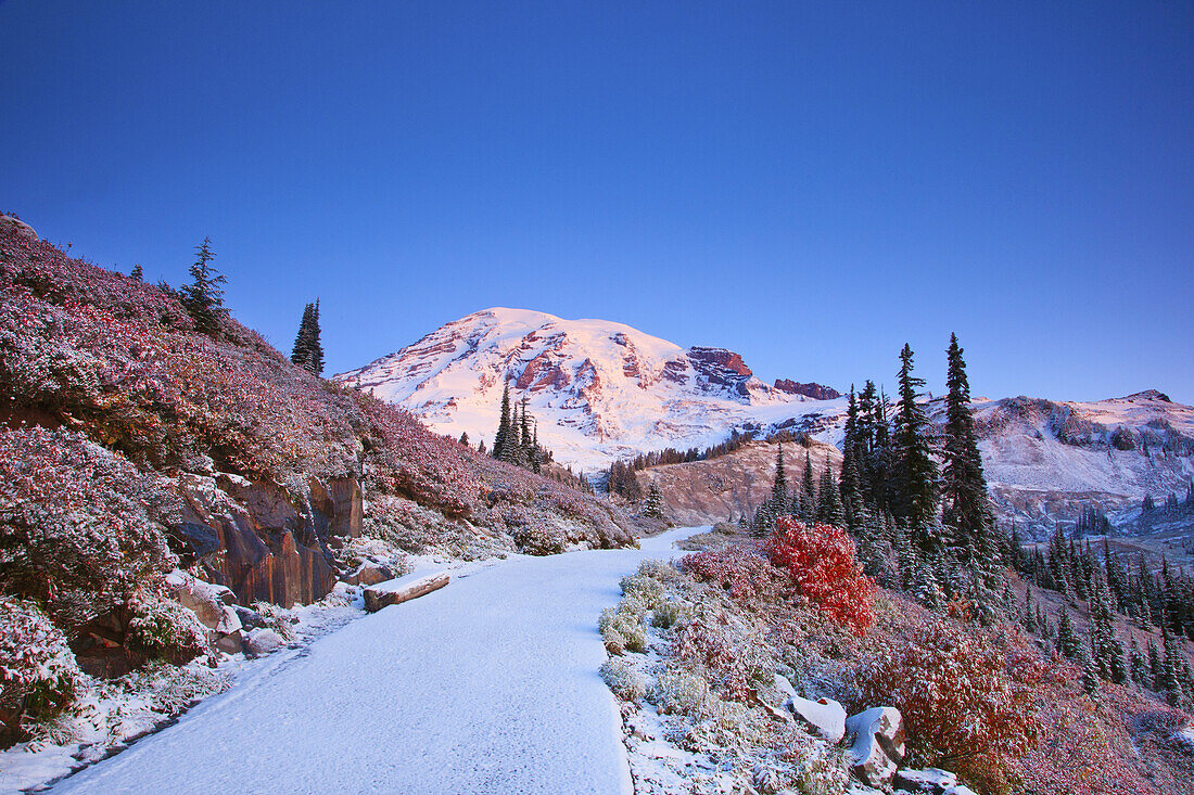 Schneebedeckter Weg zum Gipfel des Mount Rainier, Mount Rainier National Park, Washington, Vereinigte Staaten von Amerika