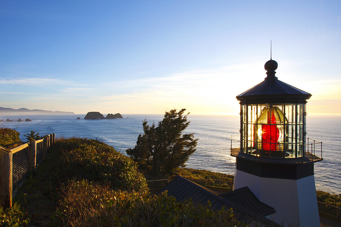 Cape Meares Light an der Küste von Oregon bei Sonnenuntergang,Oregon,Vereinigte Staaten von Amerika