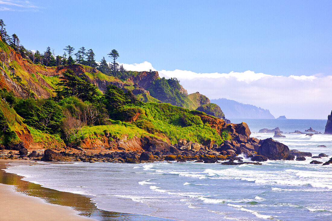 Zerklüftete Küste von Oregon mit der Brandung, die an den Strand gespült wird, Oregon, Vereinigte Staaten von Amerika