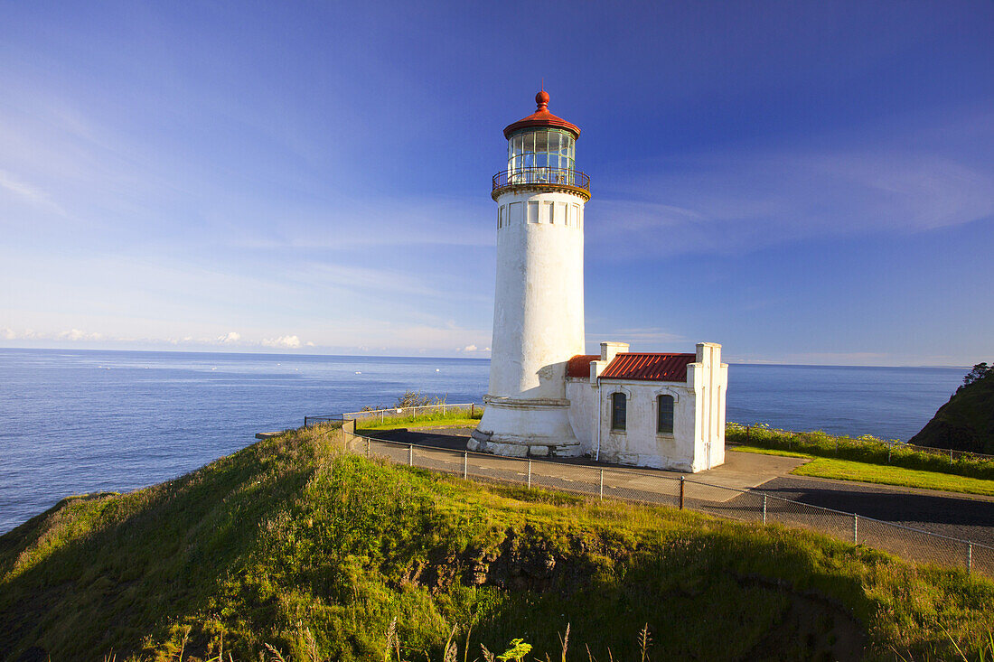 North Head Lighthouse und der Pazifische Ozean entlang der Küste Washingtons im Cape Disappointment State Park, Washington, Vereinigte Staaten von Amerika