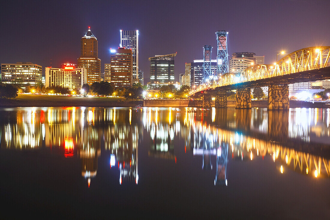 Downtown Portland entlang des Willamette River und der Hawthorne Bridge bei Nacht beleuchtet, Portland,Oregon,Vereinigte Staaten von Amerika