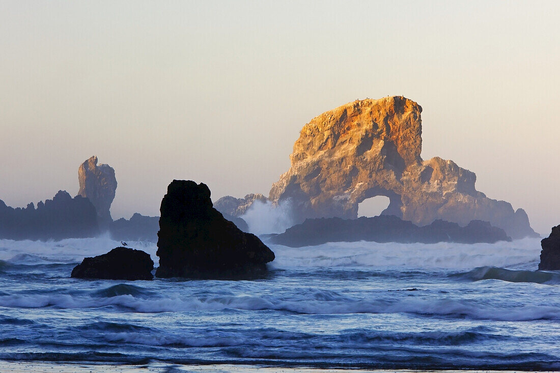 Felsformationen und Nebel an der Küste von Oregon, Oregon, Vereinigte Staaten von Amerika