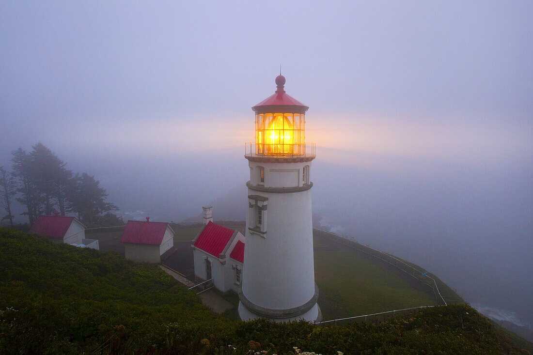 Heceta Head Light beleuchtet im Nebel an der Küste von Oregon, Oregon, Vereinigte Staaten von Amerika