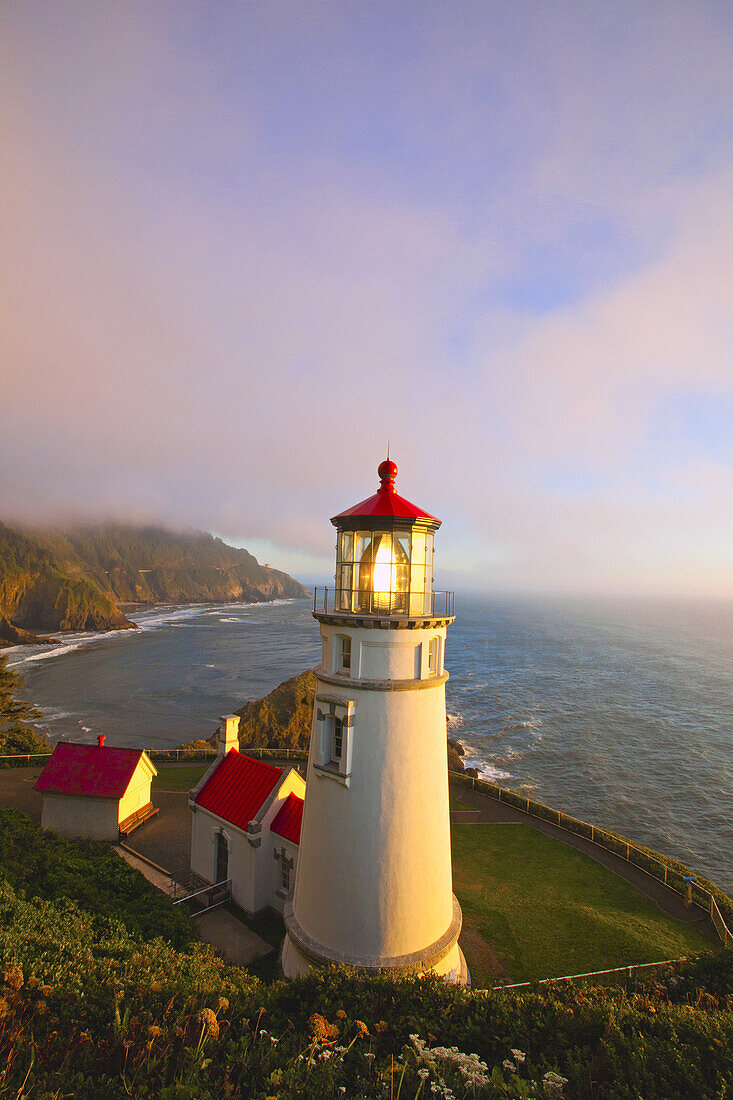 Heceta Head Light beleuchtet im Nebel an der Küste von Oregon,Oregon,Vereinigte Staaten von Amerika