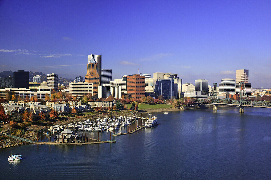 Buntes Stadtbild mit Hafen und Hawthorne-Brücke über den Willamette River in Portland, Oregon, Portland, Oregon, Vereinigte Staaten von Amerika