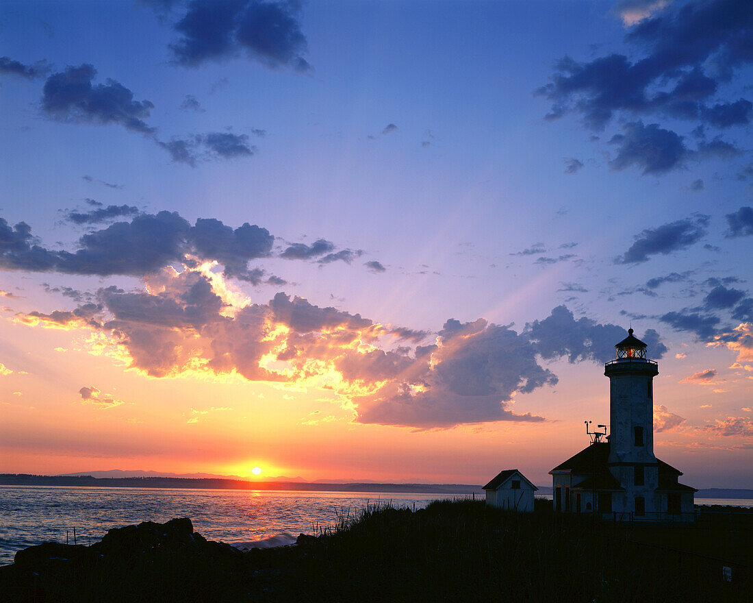 Port Wilson Light bei Sonnenaufgang, im Fort Worden State Park auf der Olympic Peninsula in der Nähe von Port Townsend, Washington, Vereinigte Staaten von Amerika