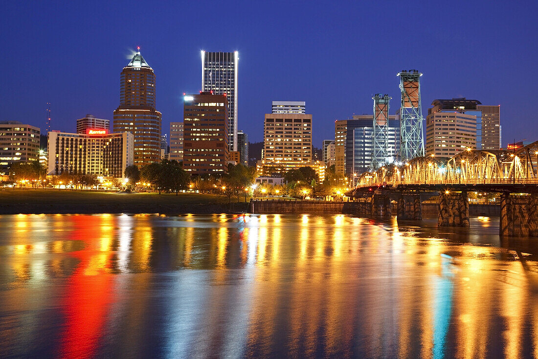 Lichtreflexion auf dem Willamette River von der Hawthorne-Brücke und den Gebäuden am Wasser in der Innenstadt von Portland, Portland, Oregon, Vereinigte Staaten von Amerika