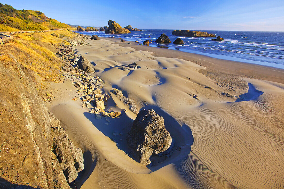 Schöne Formationen und Muster im Sand bei Ebbe am Strand entlang des Cape Sebastian State Scenic Corridor an der Küste von Oregon, Oregon, Vereinigte Staaten von Amerika