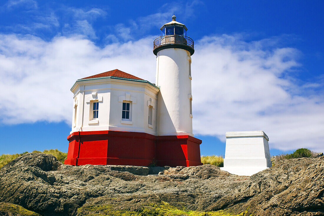 Coquille River Light an der Küste von Oregon mit Gräsern auf einem Feld im Vordergrund,Bandon,Oregon,Vereinigte Staaten von Amerika