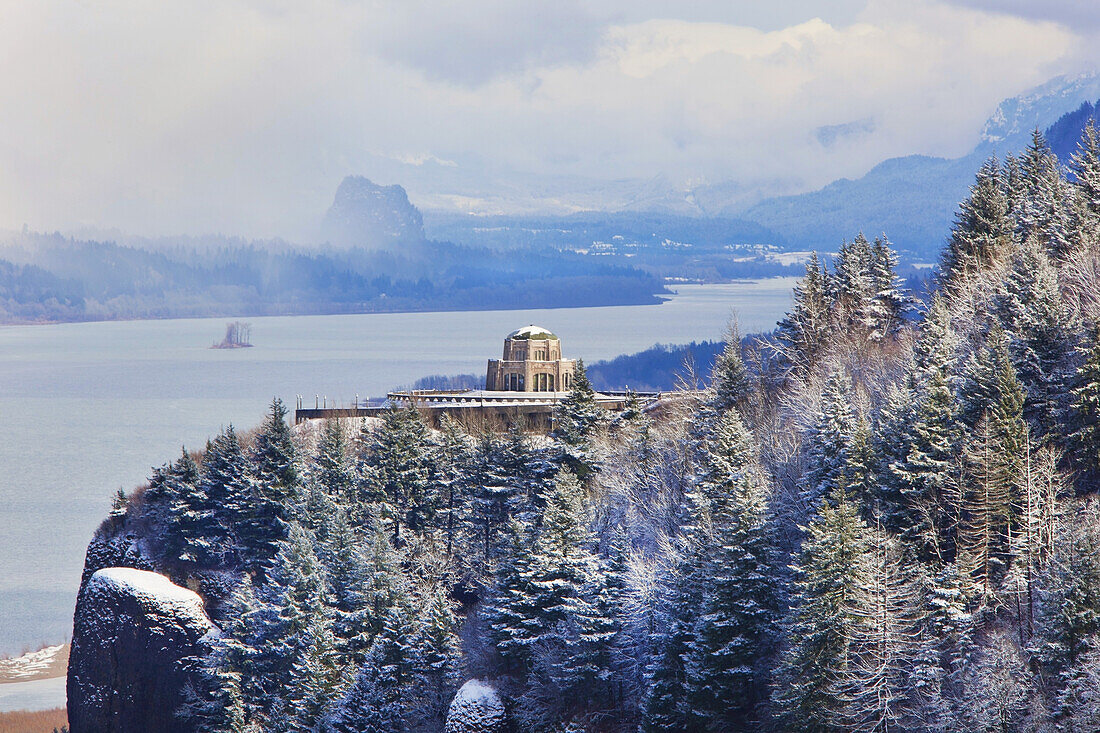 Vista House auf dem Crown Point Promontory in der Columbia River Gorge im Winter, Corbett, Oregon, Vereinigte Staaten von Amerika