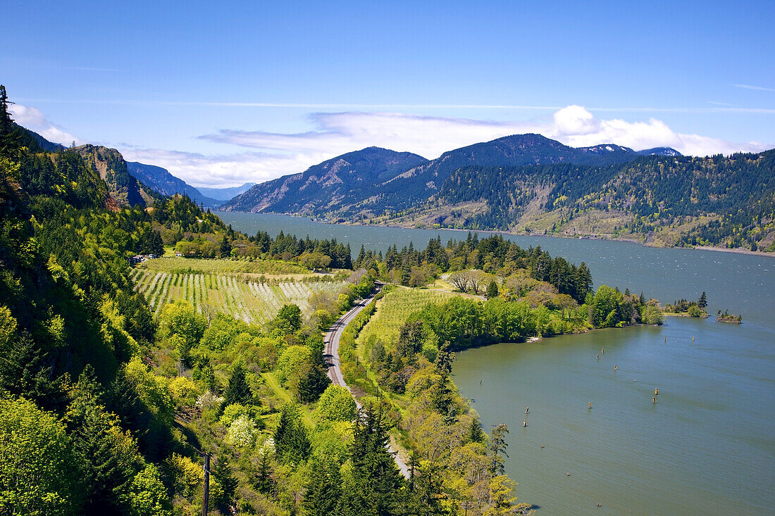 Eisenbahnschienen entlang des Columbia River im Hood River Valley der Columbia River Gorge, Pazifischer Nordwesten, Hood River, Oregon, Vereinigte Staaten von Amerika